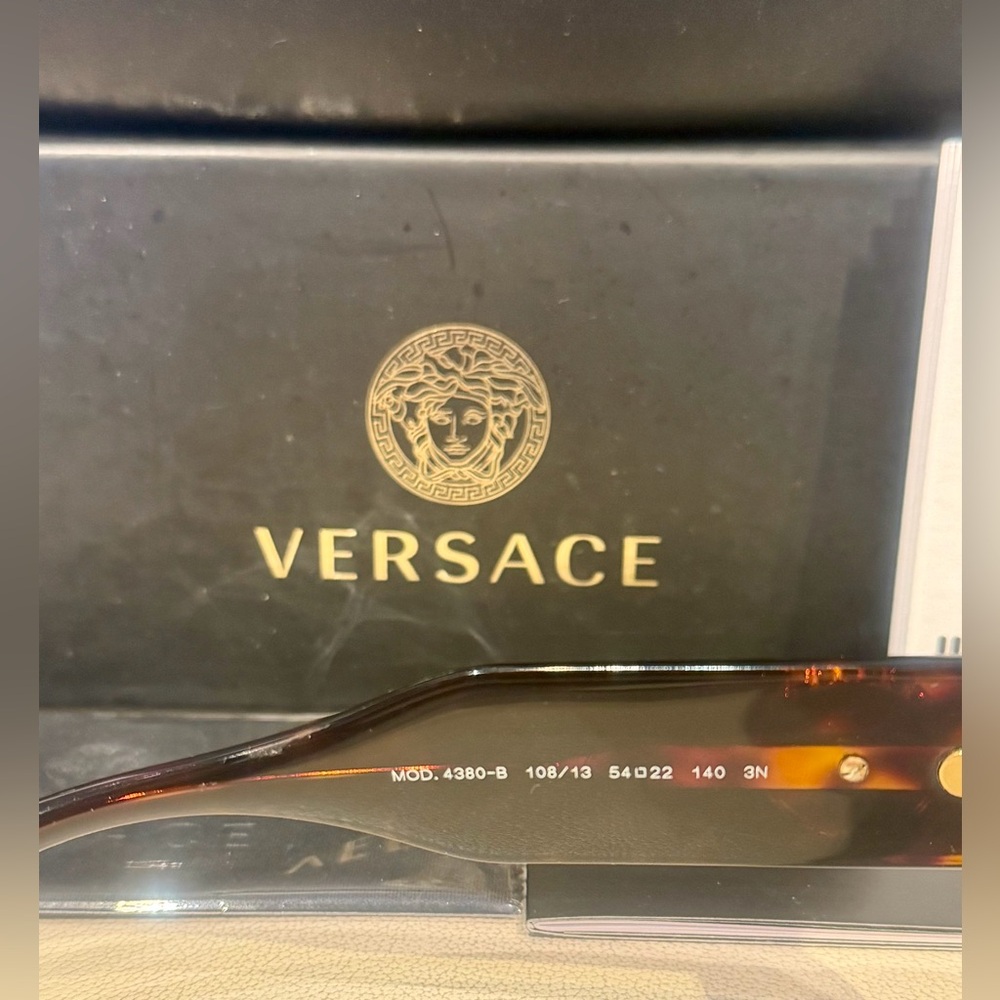 New Women’s Versace Sunglasses - Picture 7 of 8